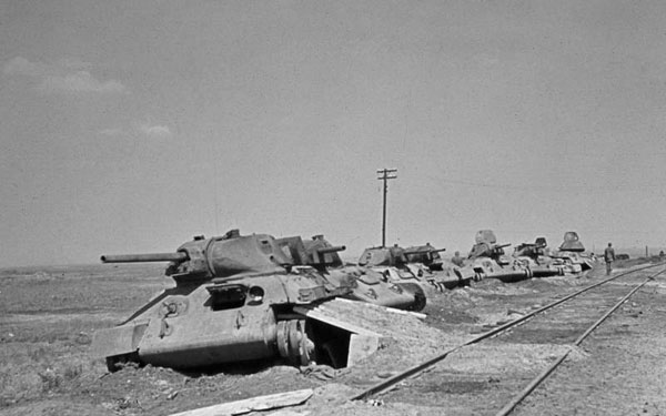 T-34의 개발 및 발전 과정을 보여주는 사진- 좌에서 우로 BT-7M, A-20, 1940년 형, 1941년 형