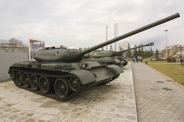 (좌)소련의 전차 개발사를 한 눈에 엿볼 수 있는 T-44. 한 눈에 T-34/85 포탑을 T-55 차체에 얹은 형태임을 알 수 있다. T-44에 적용된 차체는 이후 소련 T계열 전차들의 기본 형태가 된다.br /
(우)소련의 IS-3 중(重)전차