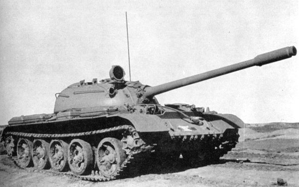 방어력을 늘리려 포탑을 둥글게 만들었지만 아직 일부 각진 형태가 많이 남아있는 T-54 원형. 제2차 대전 말기에 등장한 T-54는 알려진 성능만으로 상대를 겁먹게 만들었다. <출처: (cc) Nucl0id at wikimedia.org>